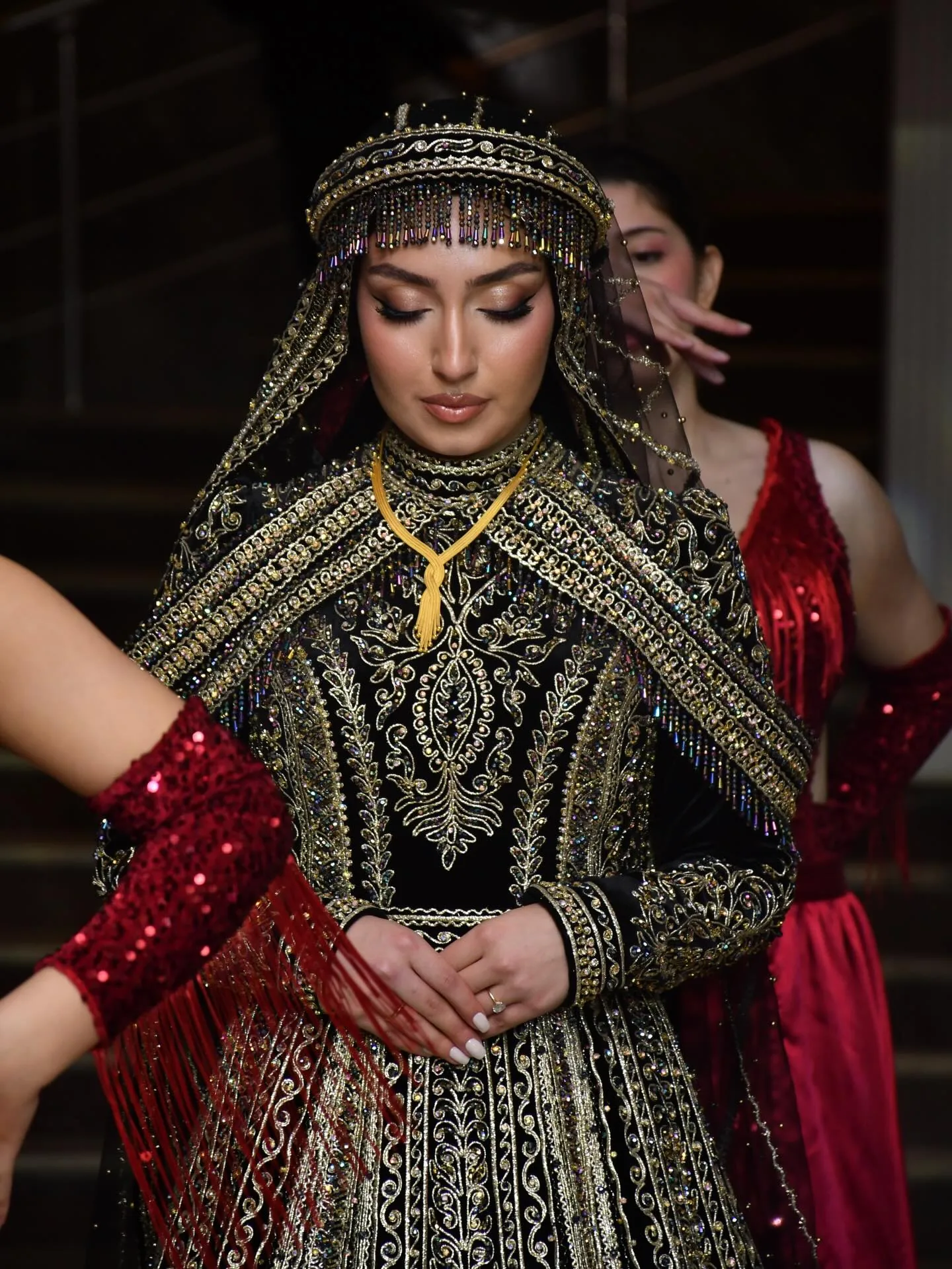Kına gecesi — geleneksel kızıl giysi ve yoğun ambiyans